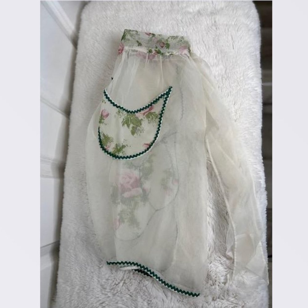 Vintage Apron - Floral detail, Sheer with a Pocket - Ties in the back - Picture 2 of 3